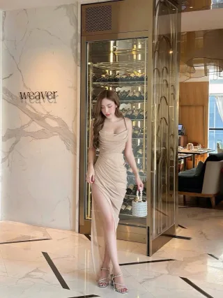 Ảnh 1 của Đầm bodycon xẻ tà be size M