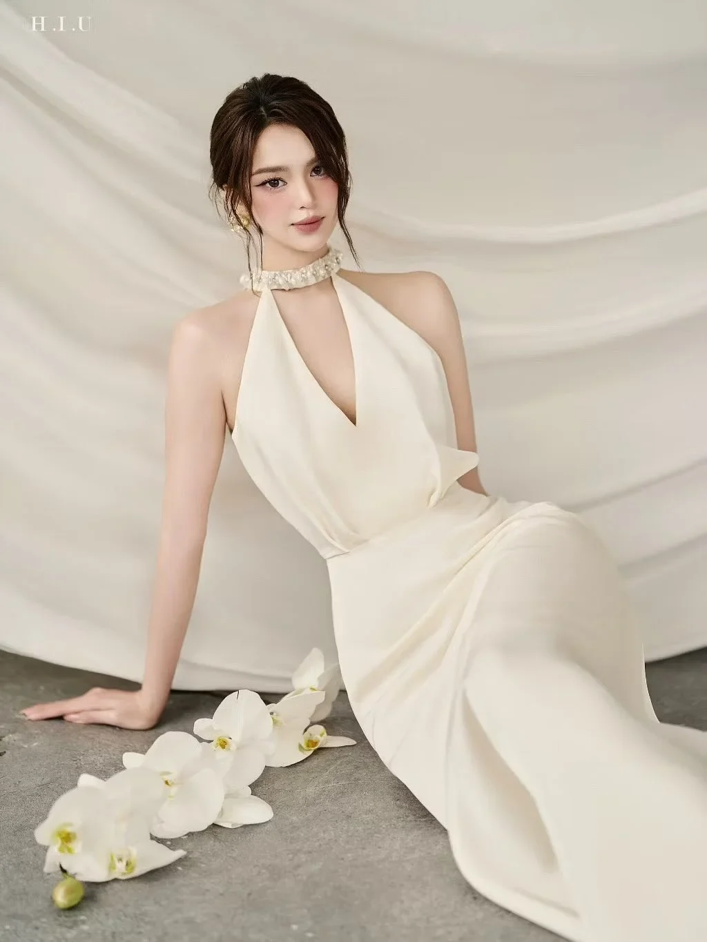 Photo 5 of Đầm maxi trắng halter H.I.U Fashion