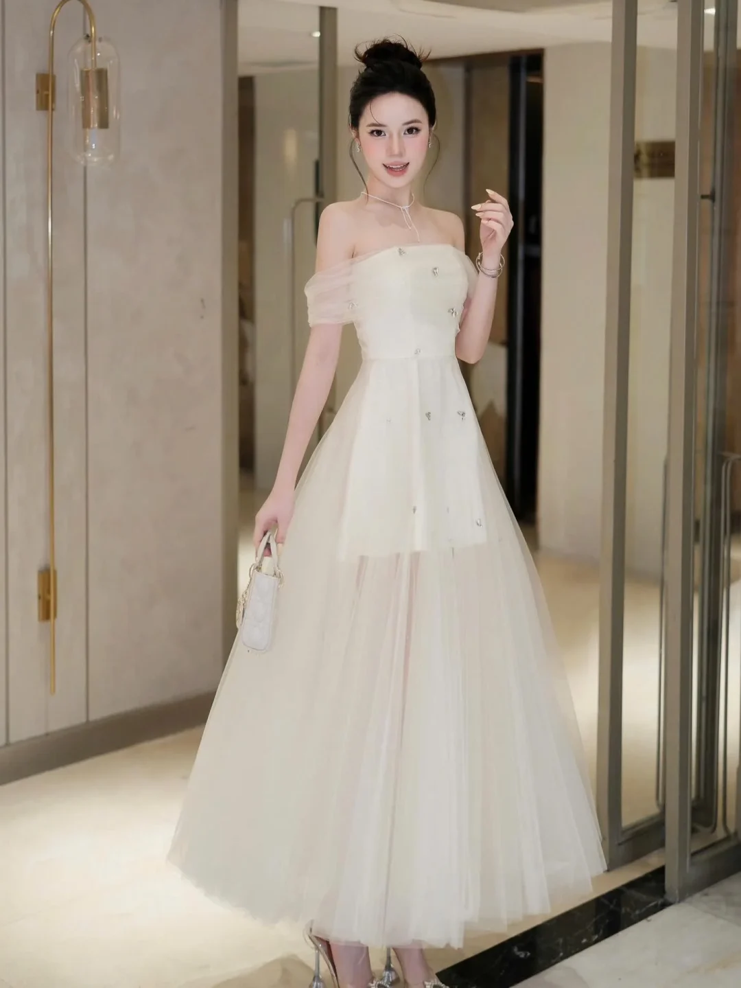 Photo 2 of Váy dạ hội trắng trễ vai size M