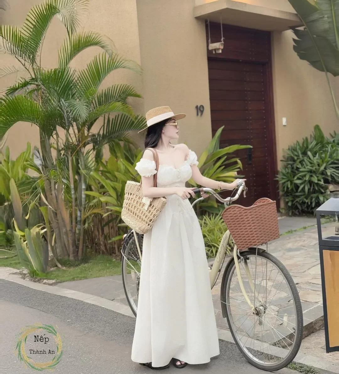 Ảnh 2 của Váy maxi trắng trễ vai ren nữ