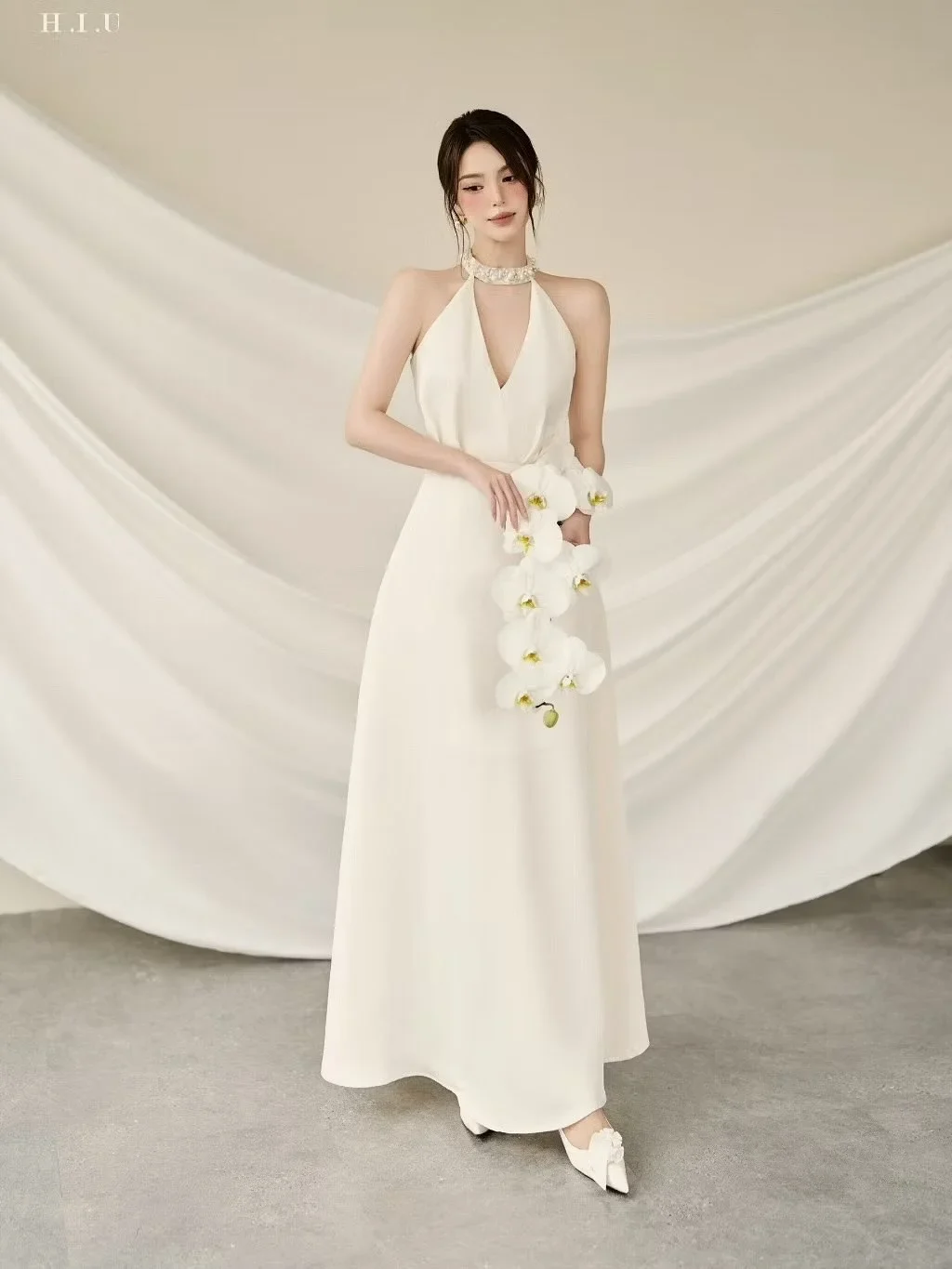 Photo 3 of Đầm maxi trắng halter H.I.U Fashion