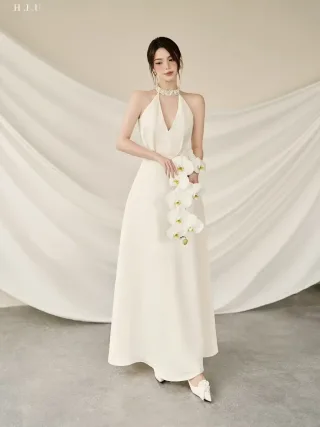 Photo 3 of Đầm maxi trắng halter H.I.U Fashion