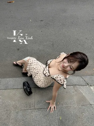 Photo 2 of Váy chấm bi hở vai body nữ size M