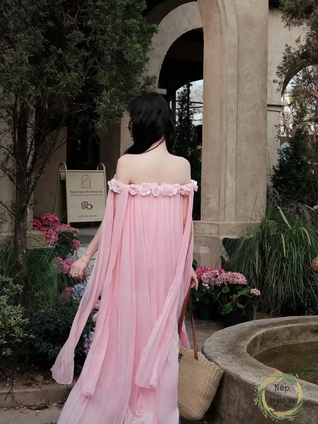 Photo 3 of Váy maxi hồng trễ vai hoa nữ
