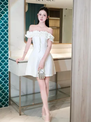 Photo 4 of Đầm trắng trễ vai bèo nhún nữ