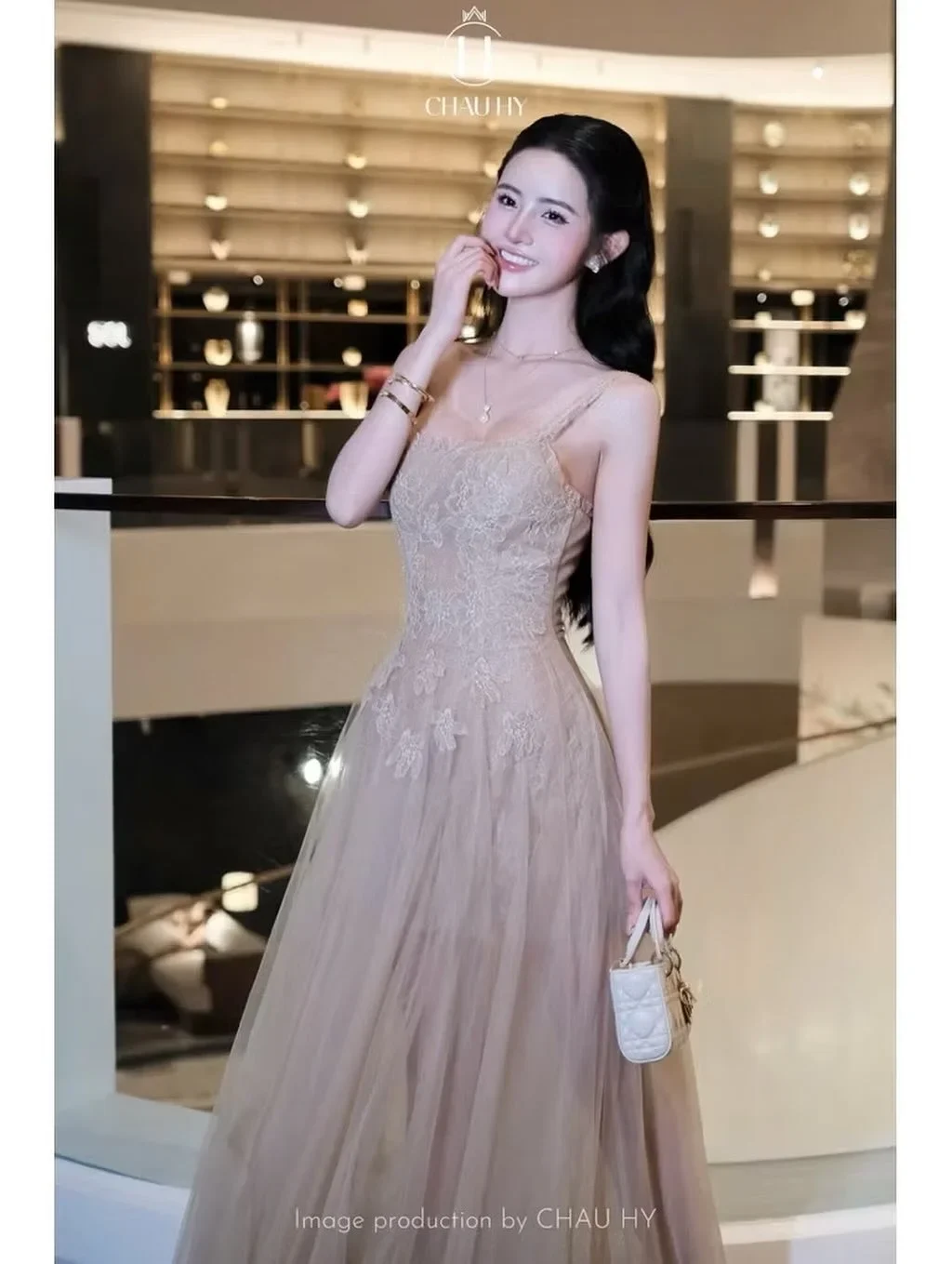 Photo 2 of Đầm maxi ren be dài sang trọng