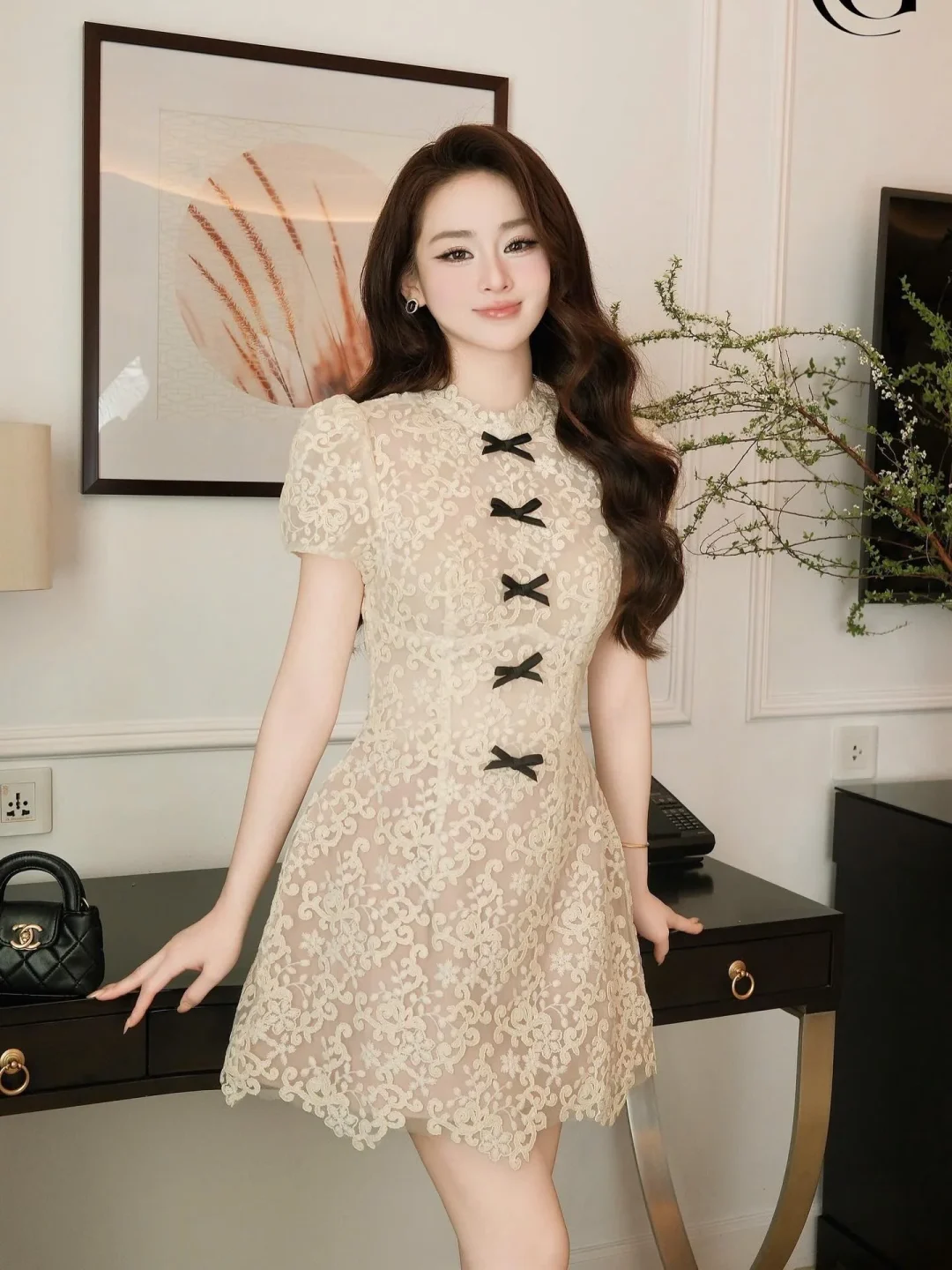 Ảnh 2 của Đầm ren kem ngắn nơ đen nữ