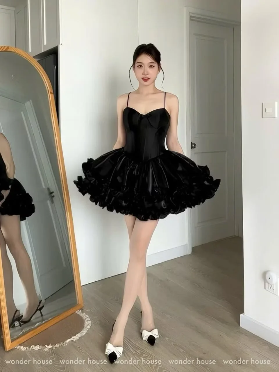 Photo 2 of Váy corset đen bèo nhún Wonder House