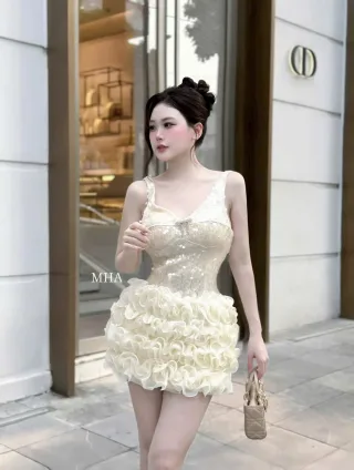 Ảnh 3 của Váy ngắn kim sa xếp lớp màu kem nữ