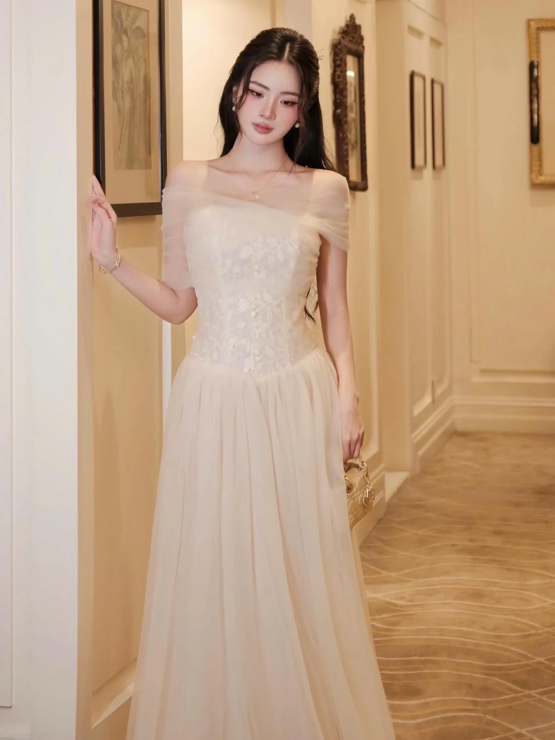 Photo 1 of Váy tiệc voan ren kem vai ngang size M