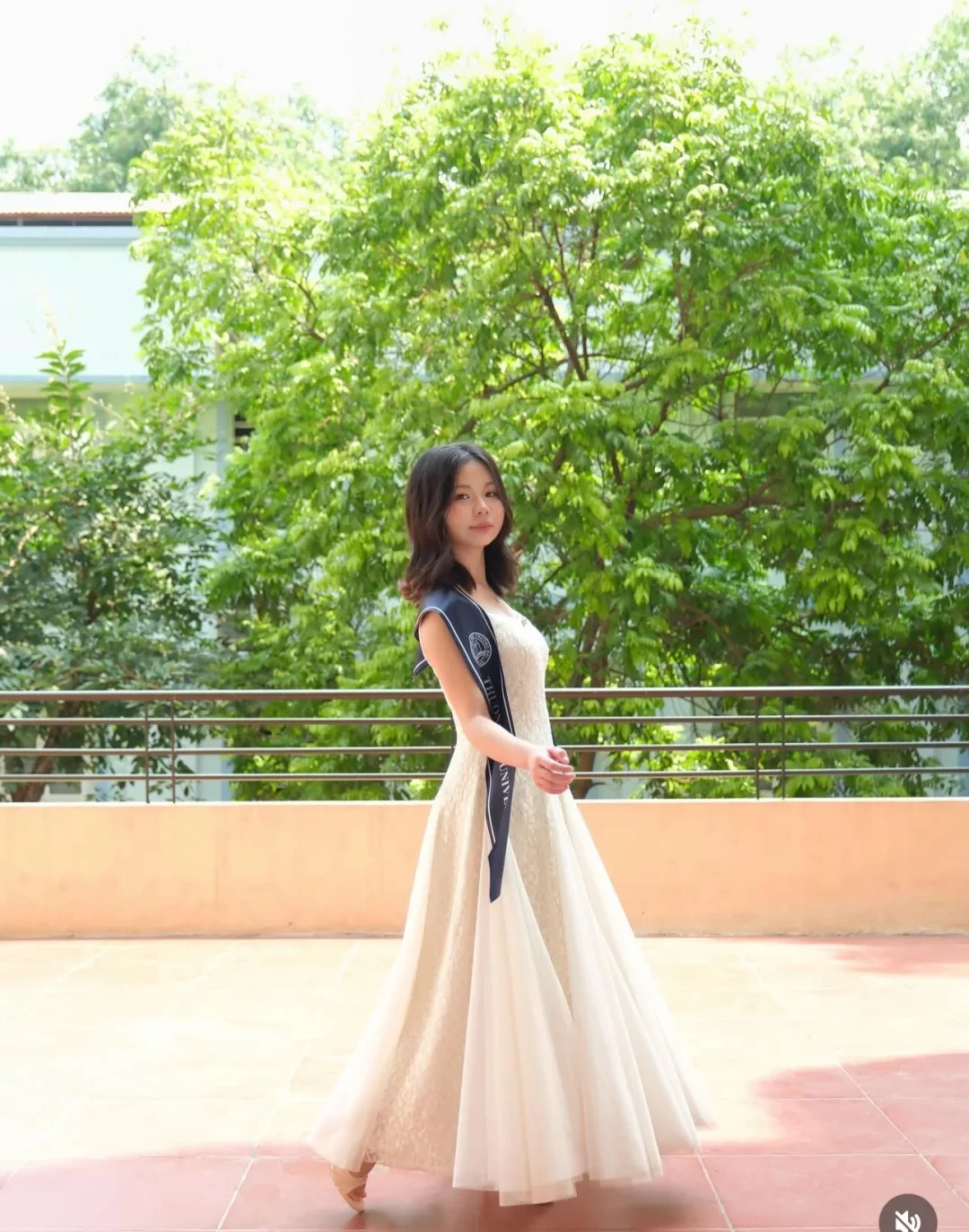 Ảnh 2 của Váy maxi ren trắng Tiela nữ