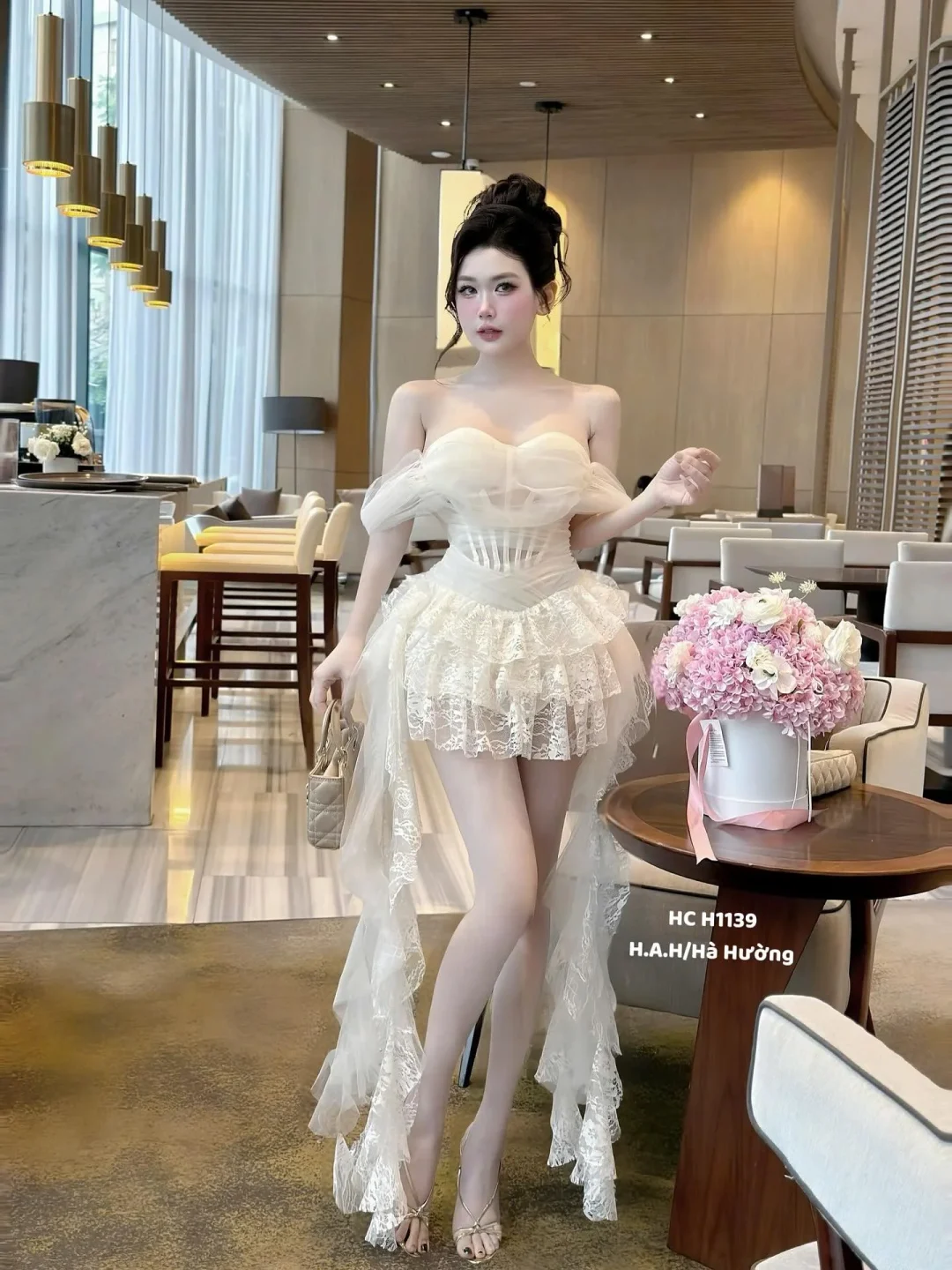 Photo 1 of Váy tiệc ngắn trắng kem nữ