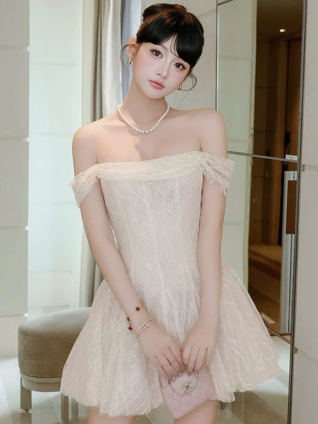 Photo 1 of Đầm ren trễ vai ngắn màu kem size M