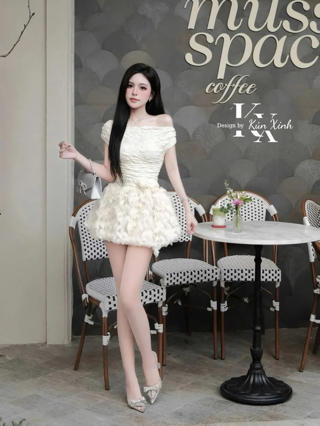 Ảnh 2 của Váy ngắn kem trễ vai bèo nhún nữ