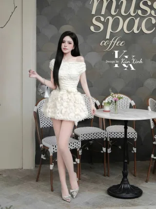 Ảnh 2 của Váy ngắn kem trễ vai bèo nhún nữ