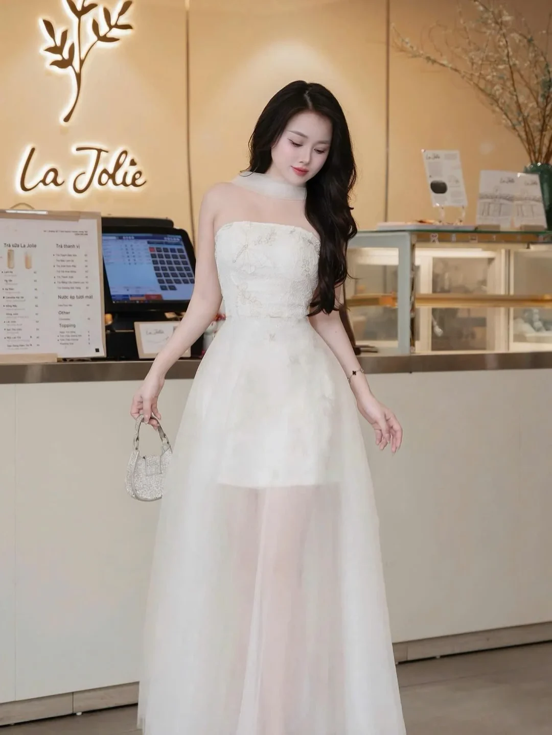 Ảnh 2 của Đầm dạ hội trắng strapless thêu hoa