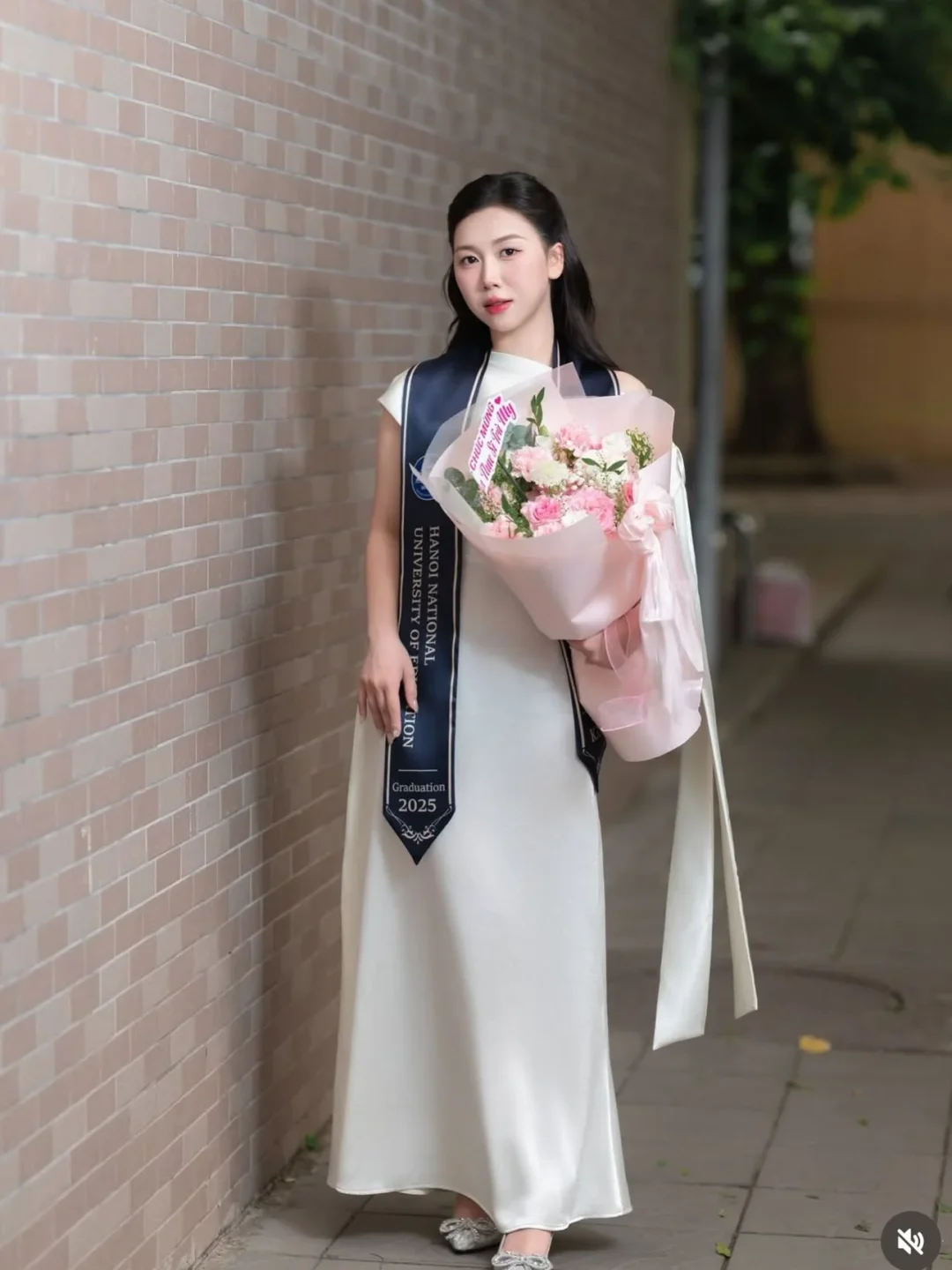 Ảnh 3 của Váy dạ hội satin trắng A108 nữ