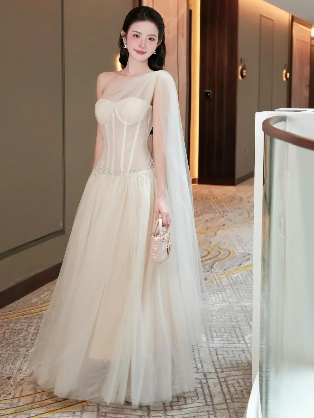 Photo 1 of Đầm dạ hội voan một vai màu kem