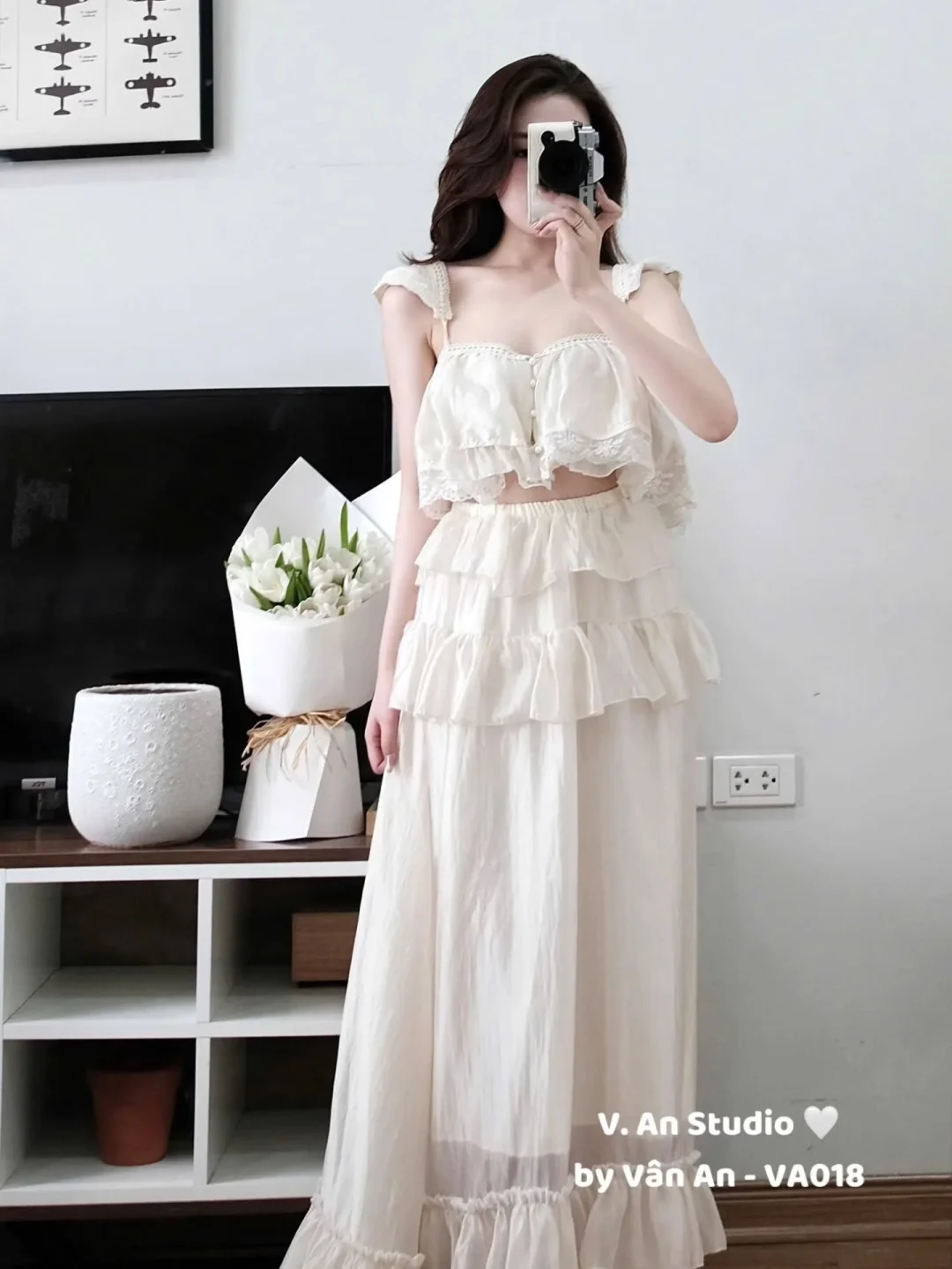 Ảnh 1 của Set áo crop top chân váy bèo nhún trắng kem