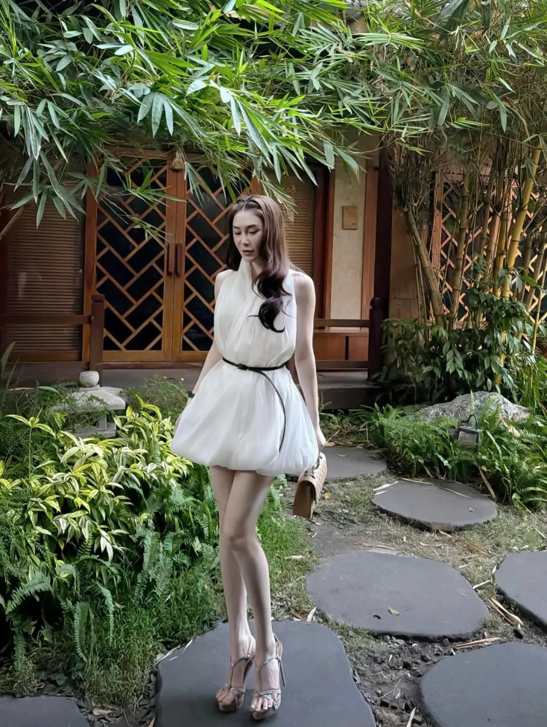 Photo 3 of Đầm trắng lụa không tay cổ đổ nữ