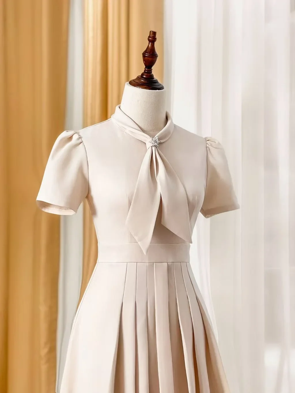 Photo 5 of Váy midi kem nơ cổ Elysnie size S