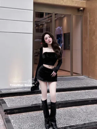 Ảnh 1 của Set crop top nhung đen và váy mini nữ size M