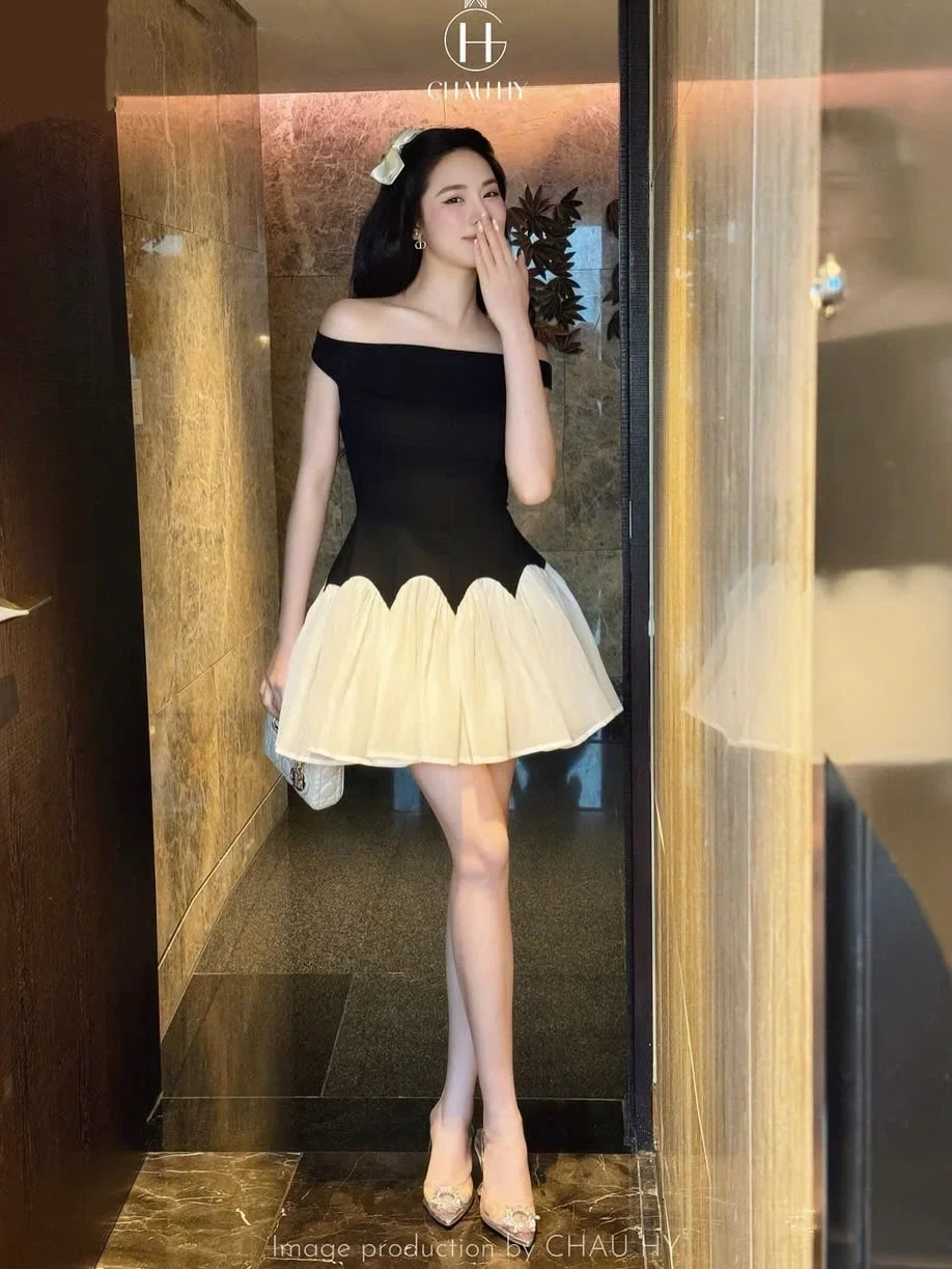 Photo 2 of Đầm trễ vai đen phối chân váy voan trắng