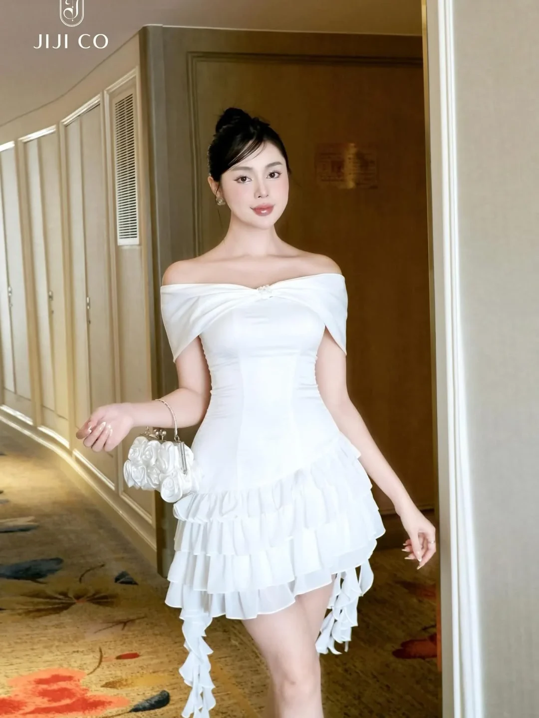 Photo 2 of Đầm trắng trễ vai bèo nhún Jijico