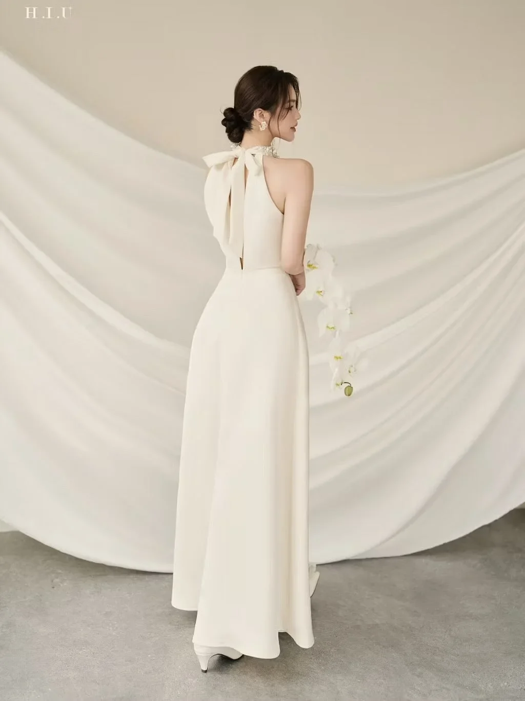 Photo 2 of Đầm maxi trắng halter H.I.U Fashion
