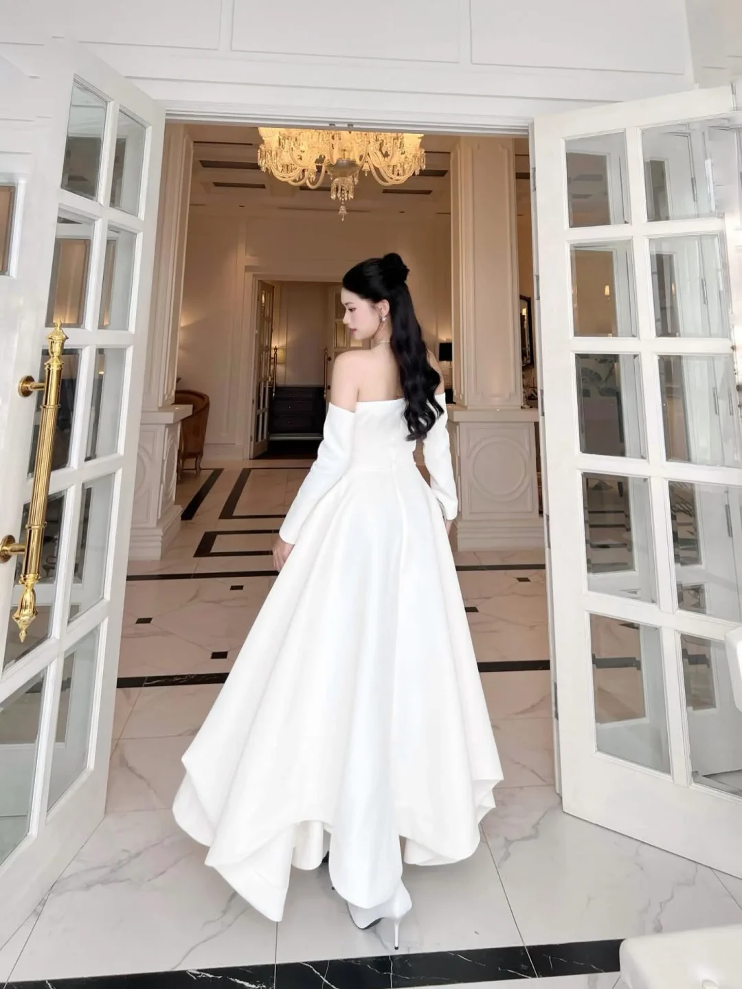 Photo 3 of Váy cưới trắng trễ vai C'lyn