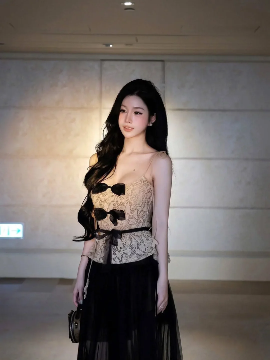 Photo 1 of Áo ren nơ đen nữ size M