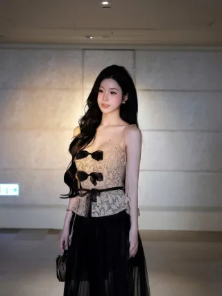 Photo 1 of Áo ren nơ đen nữ size M