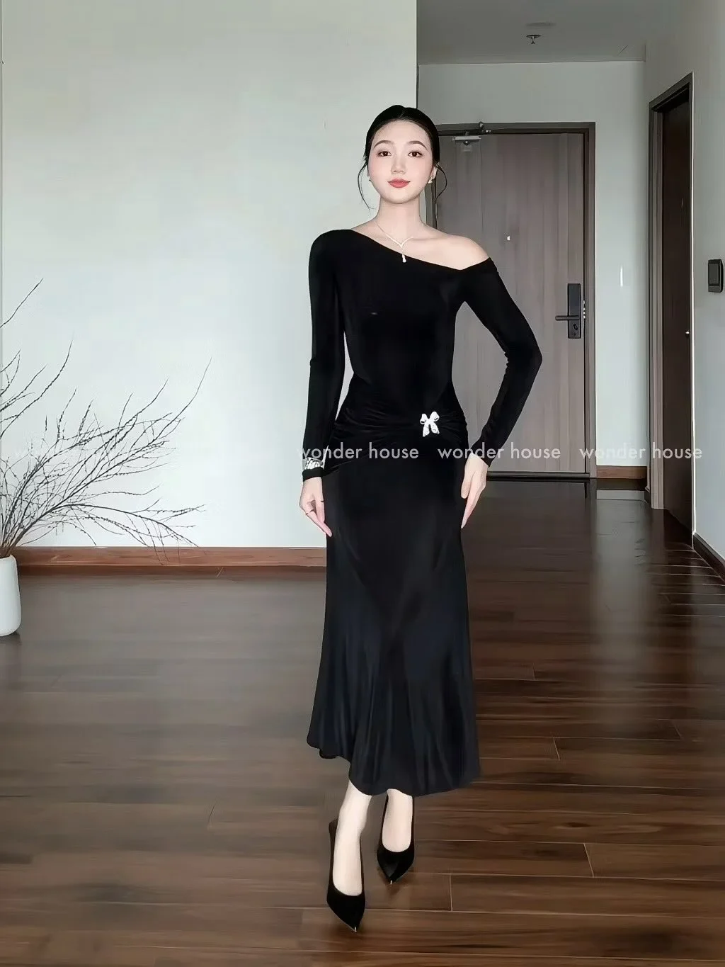 Ảnh 1 của Đầm đen trễ vai nhung lụa Wonder House