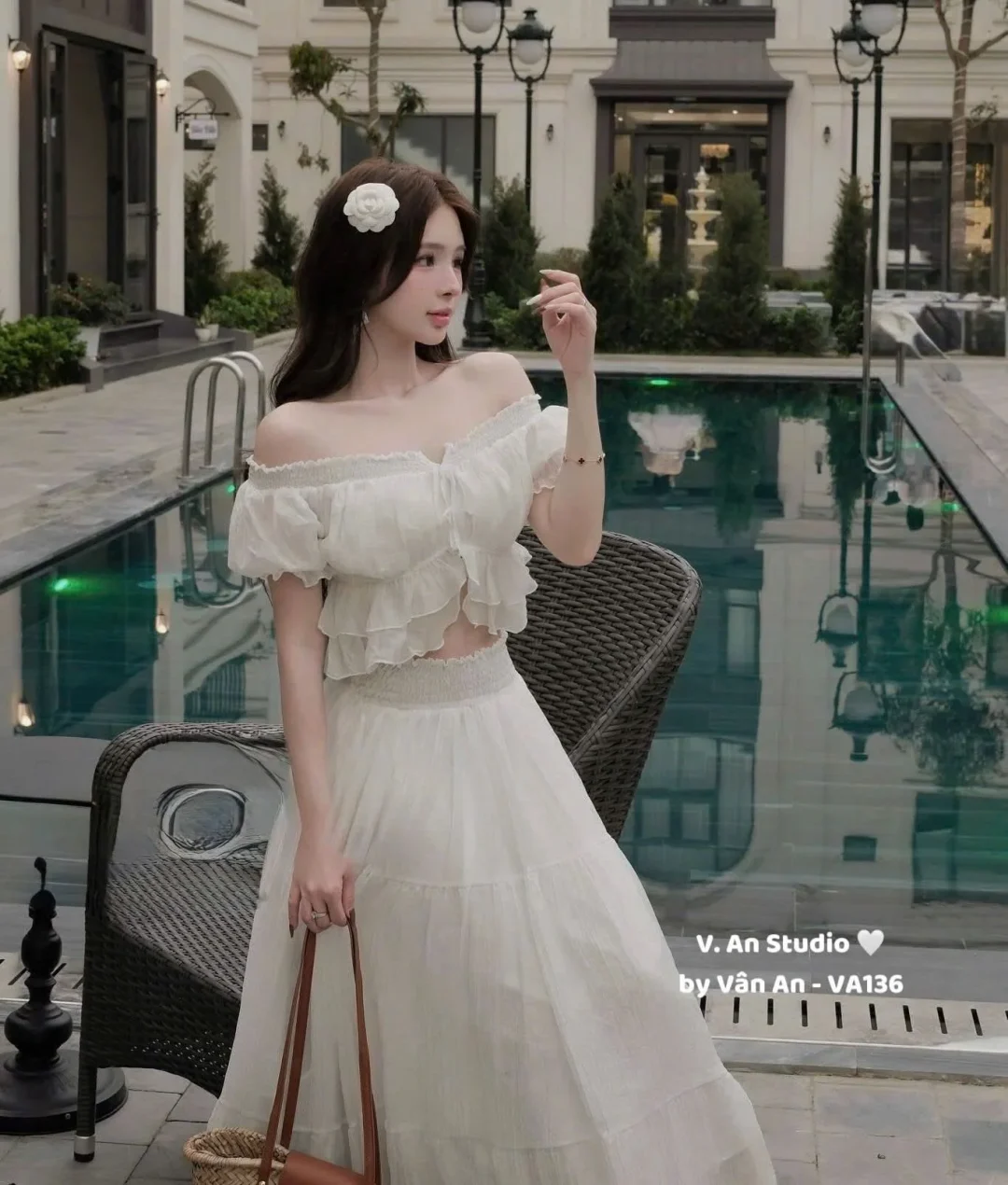 Photo 2 of Set croptop trễ vai váy maxi trắng size M