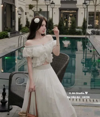 Photo 2 of Set croptop trễ vai váy maxi trắng size M