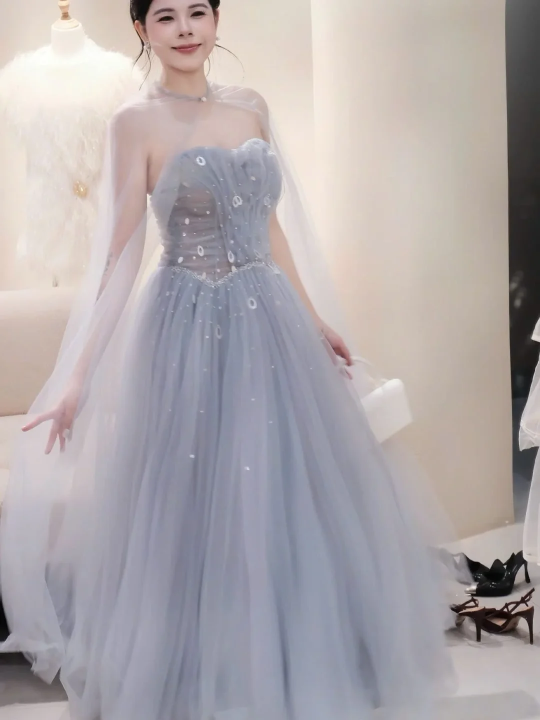 Ảnh 2 của Váy tiệc tulle xanh nhạt đính hạt