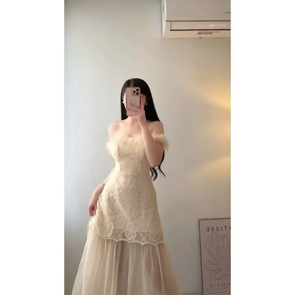 Ảnh 2 của Váy dạ hội ren trắng vai lông vũ