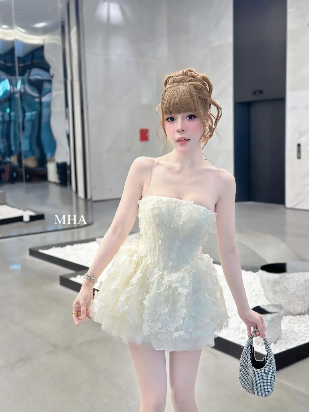 Ảnh 2 của Váy ngắn trắng cúp ngực hoa 3D nữ