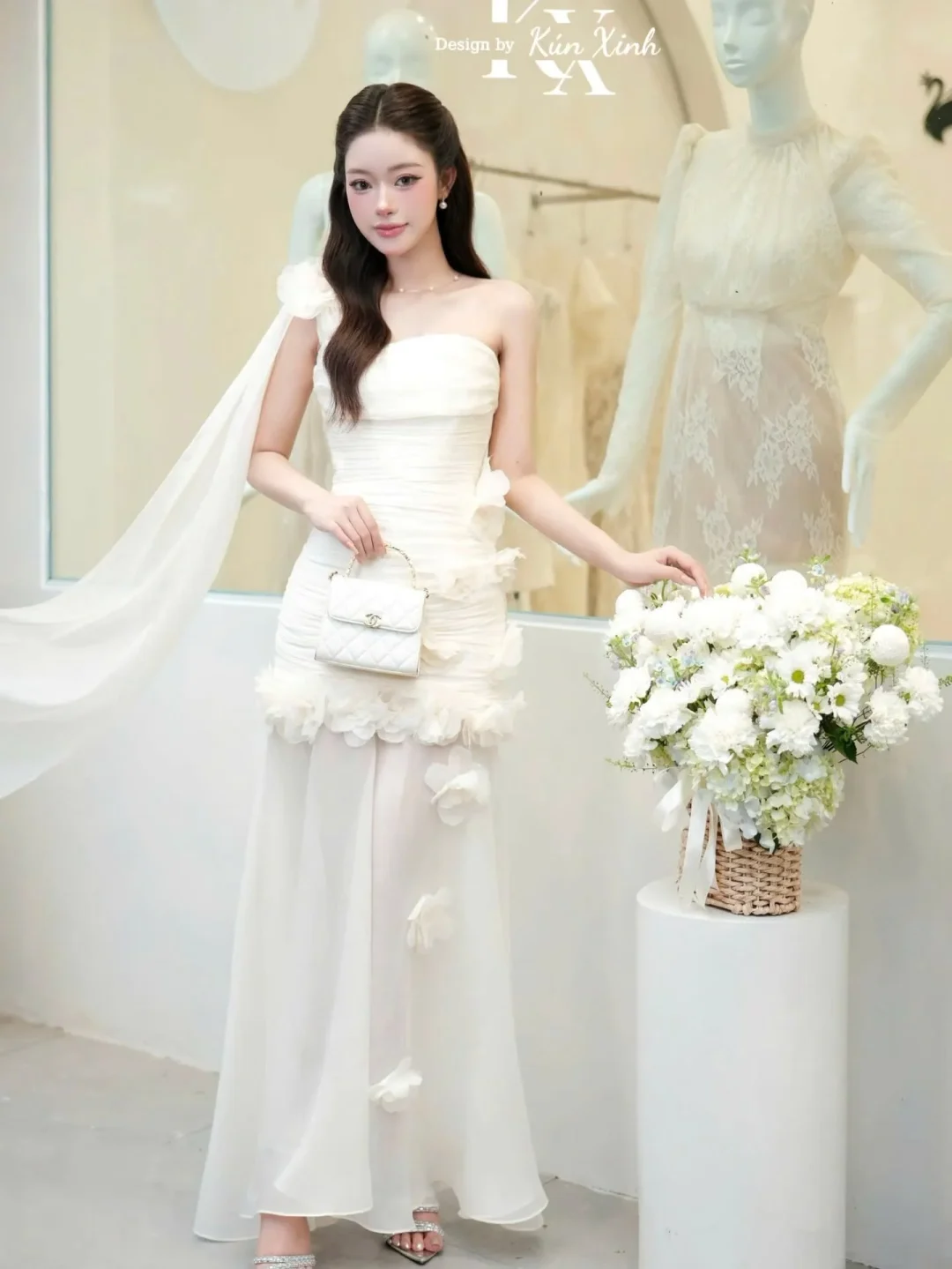 Photo 1 of Đầm trắng quây ngực hoa nổi size M