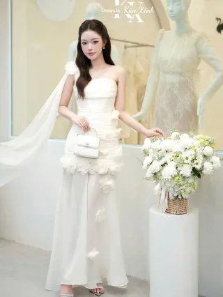 Photo 1 of Đầm trắng quây ngực hoa nổi size M