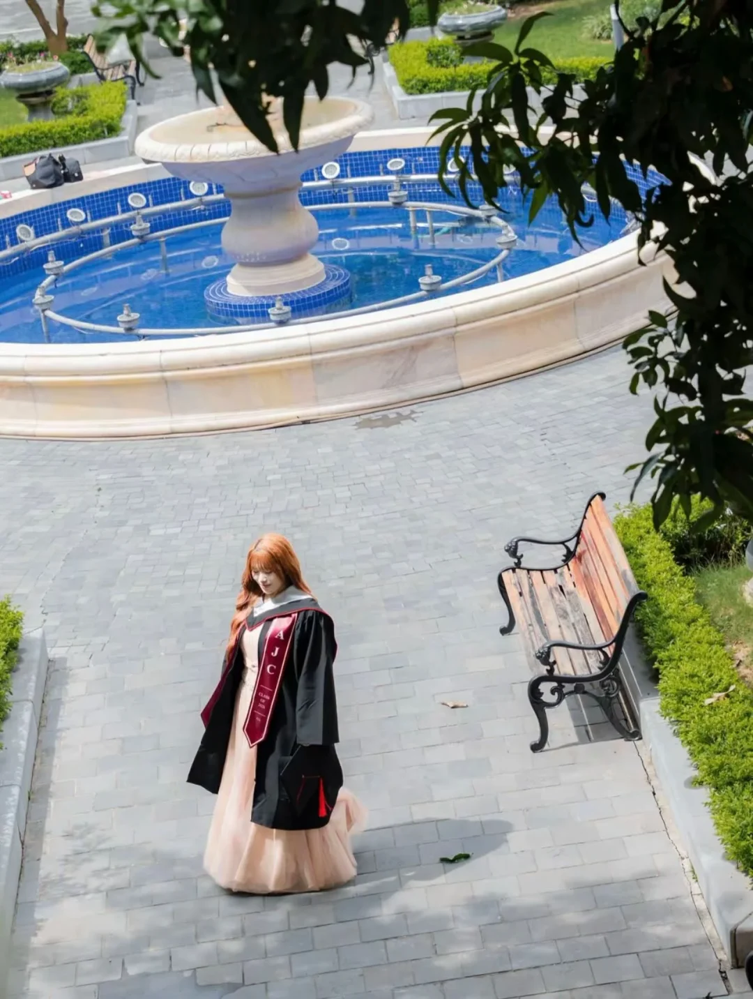 Photo 5 of Áo cử nhân nữ đen viền đỏ A315