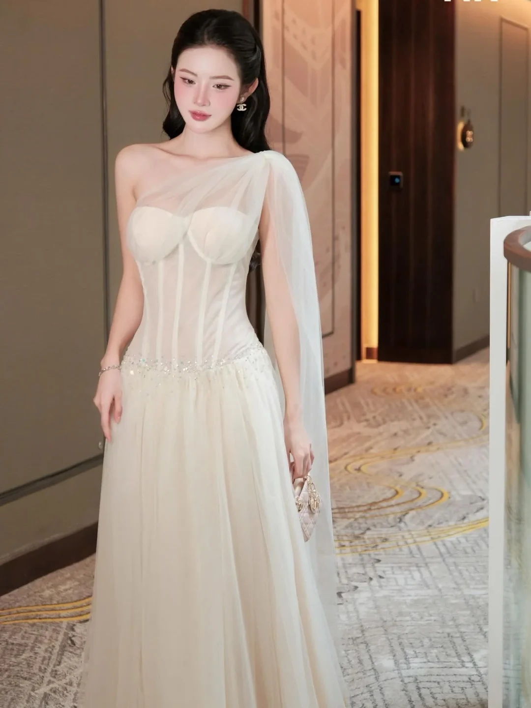 Photo 2 of Đầm dạ hội voan một vai màu kem