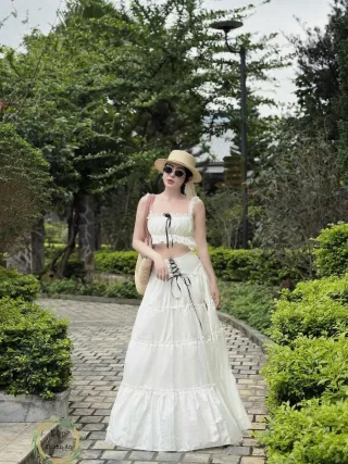 Photo 4 of Set áo váy trắng trễ vai nữ tính
