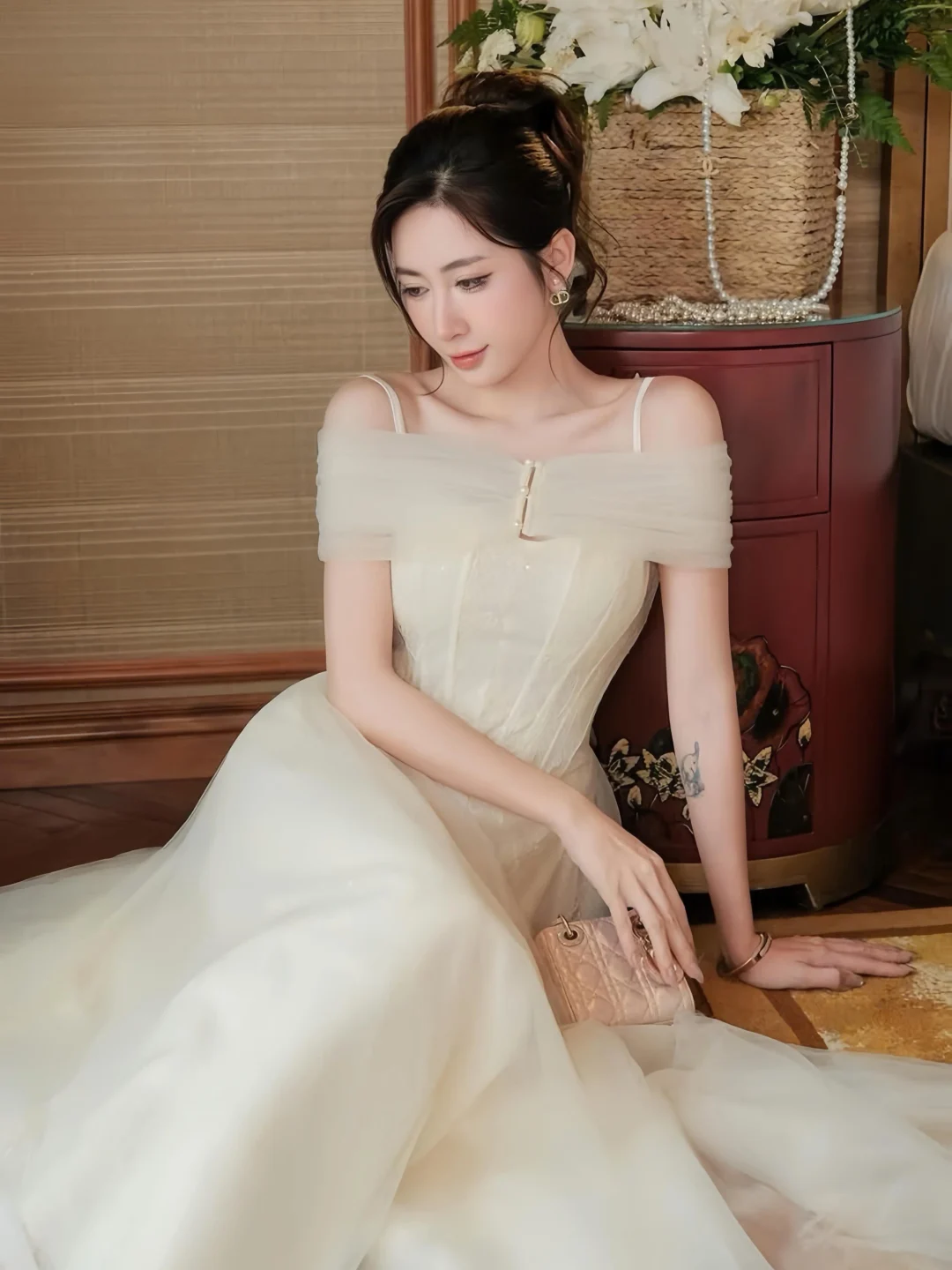 Ảnh 4 của Váy dạ hội trễ vai voan kem nữ