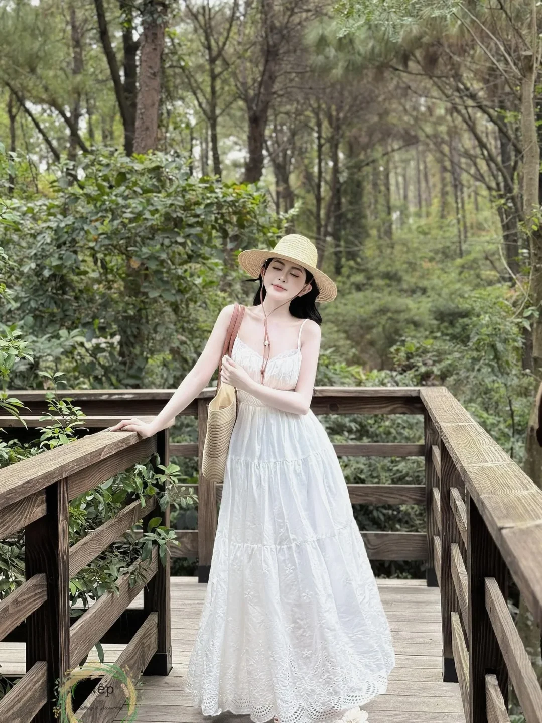 Ảnh 1 của Váy maxi ren trắng Nếp B095