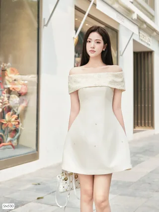 Photo 1 of Váy mini trắng trễ vai nữ tính