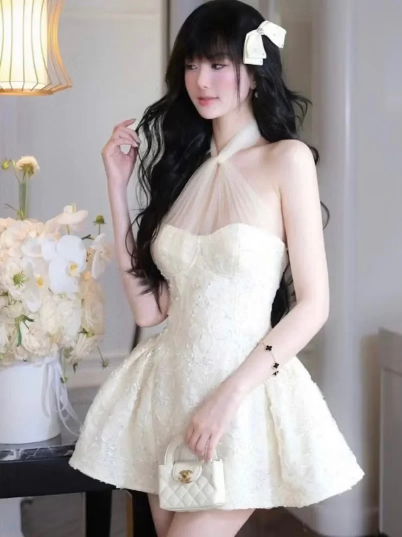 Photo 1 of Đầm ren kem cúp ngực cổ yếm ngắn