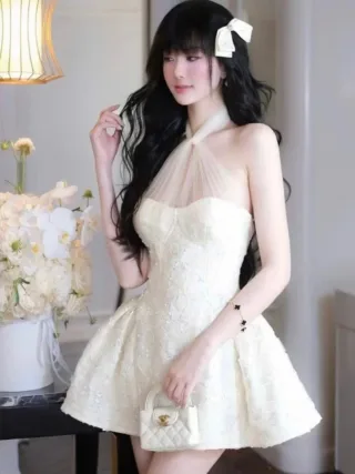 Photo 1 of Đầm ren kem cúp ngực cổ yếm ngắn