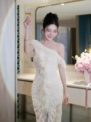 Photo 3 of Đầm dạ hội trắng một vai ren hoa
