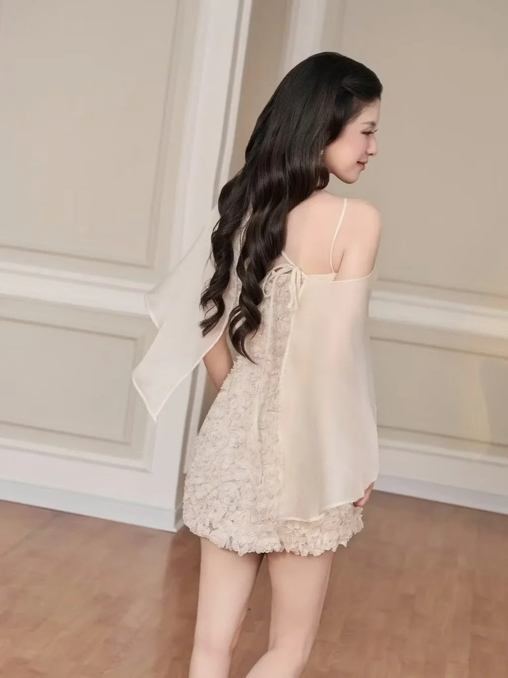 Ảnh 3 của Đầm ngắn cape voan hoa nổi Guvie
